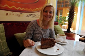 Sachertorte und Melange im Café Austria, Cuenca